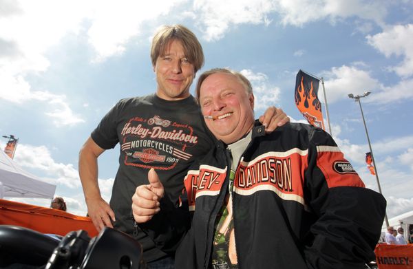 HarleyHH2011   299.jpg - Hamburger Harley Days 2011, Harley Davidson,  Schauspieler Axel Prahl (re.) und Michael Oenning (Trainer des Hamburger SV), VIP, Leute,  *** Local Caption *** copyright:Henning AngererGneisenaustrasse 1820253 HamburgTel 0175 244 32 72henning.angerer@hanse.netBankverbindung:Santander, BLZ 200 101 11, Konto-Nr. 22 63 63 63 00